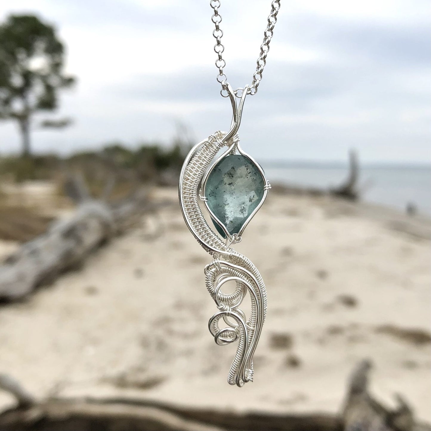 Moss Aquamarine Silver Woven Curve Necklace