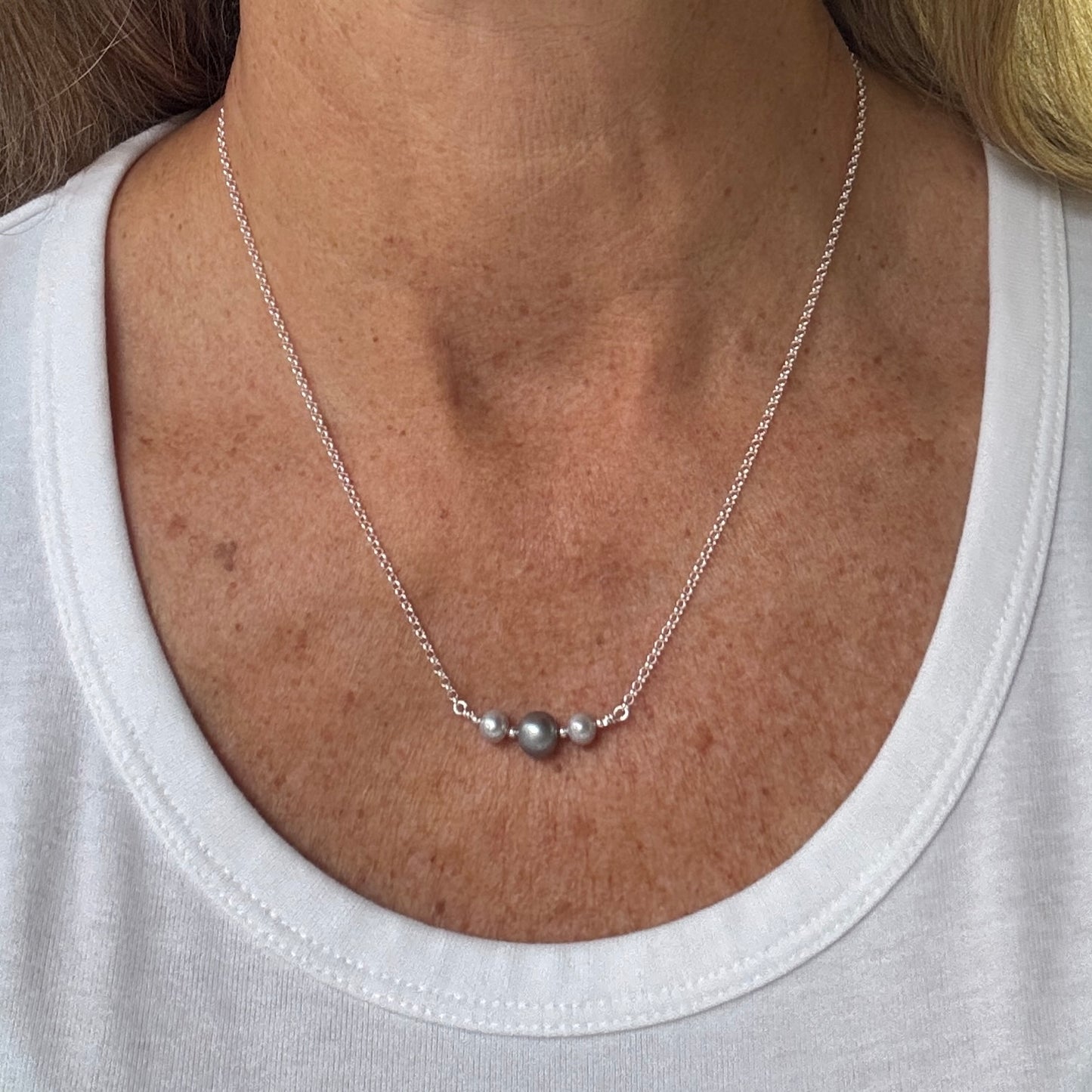 Grey 3-Pearl Necklace