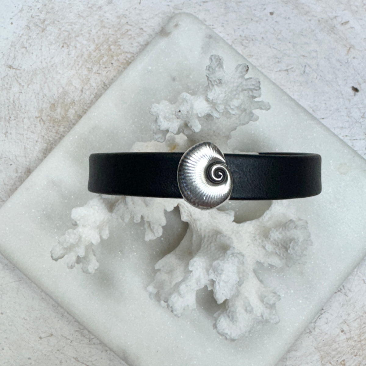 Seashell Wide Leather Bracelet